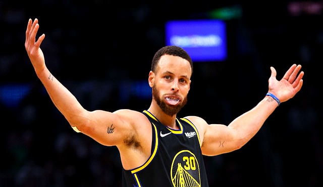 NBA明星库里在比赛中创造历史记录